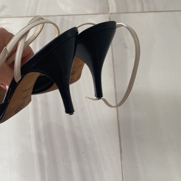 CHANEL shoes - Picture 2 of 9